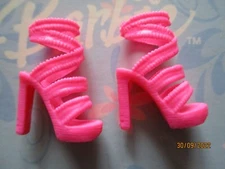 BARBIE DOLL / PAIR OF SHOES: BOOTS, PUMPS ....... (643)