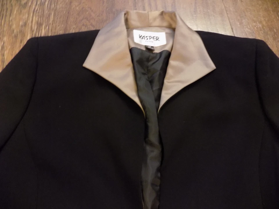 Chaqueta abierta Kasper Petites 4P negra topo satinado cuello puños elegante elegante Foto 2 de 4