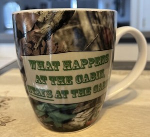 MOSSY OAK CAMOUFLAGE CERAMIC MUG "WHAT HAPPENS AT THE CABIN" (16 oz.)