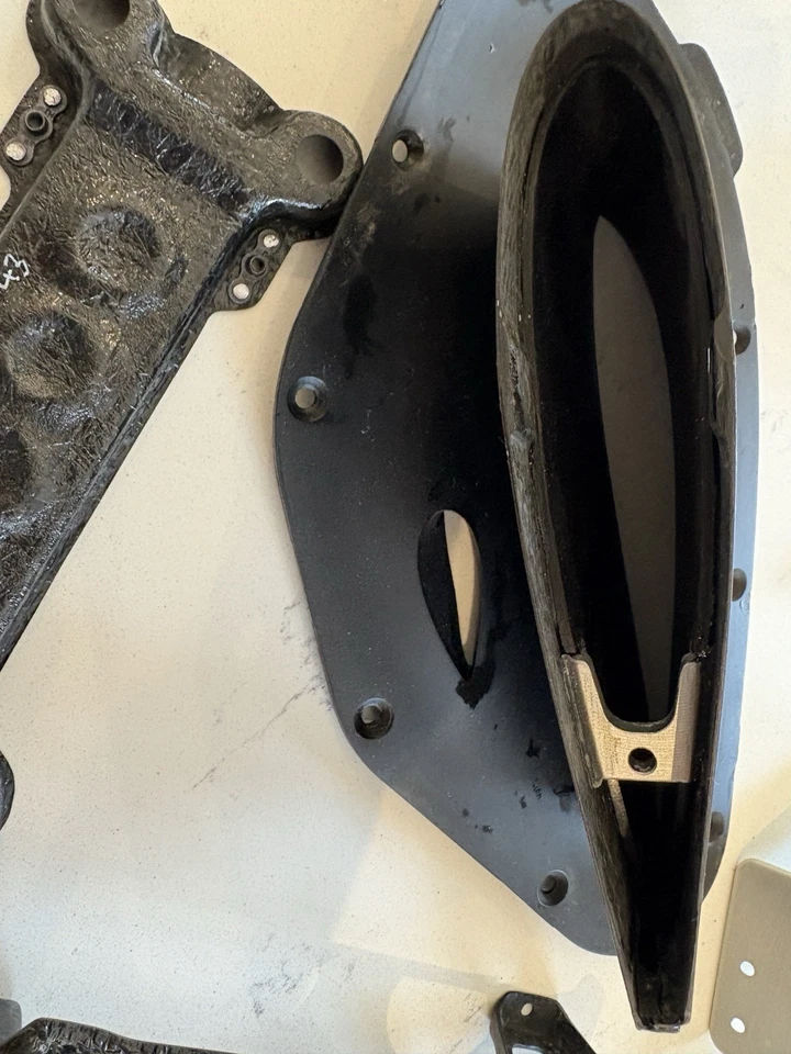 Lotto misto ricambi originali Formula 1 - componenti in fibra di carbonio, lega e aerodinamici - Immagine 2 di 4