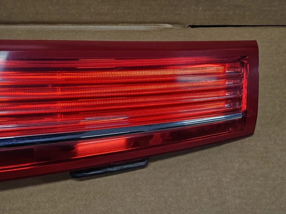 10-19 Lincoln MKT Center Mounted Tail Light Lamp Bar Backup Camera Assembly OEM - Image 2 of 4