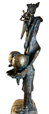 Grande sculpture surréaliste en bronze sur socle en pierre   Hauteur totale 62cm