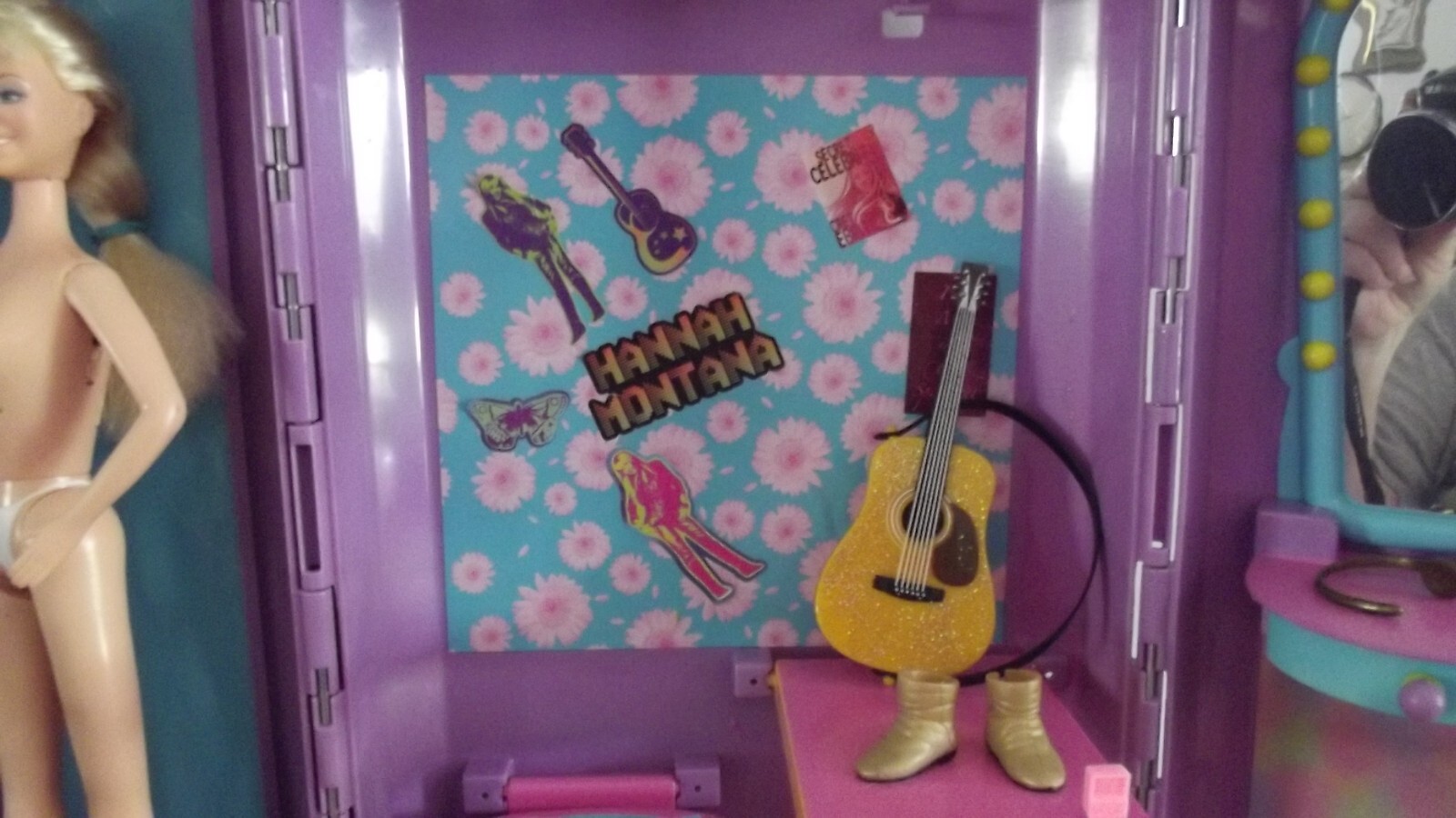 2007 Hannah Montana Carrying Case Doll House With 2 Dolls & Accessories