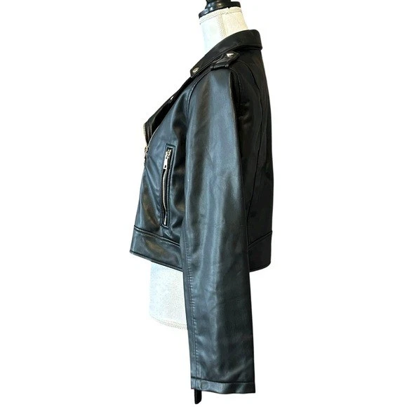 Chaqueta de motociclista de cuero sintético Zara recortada negra talla grande bolsillos informales Foto 4 de 4