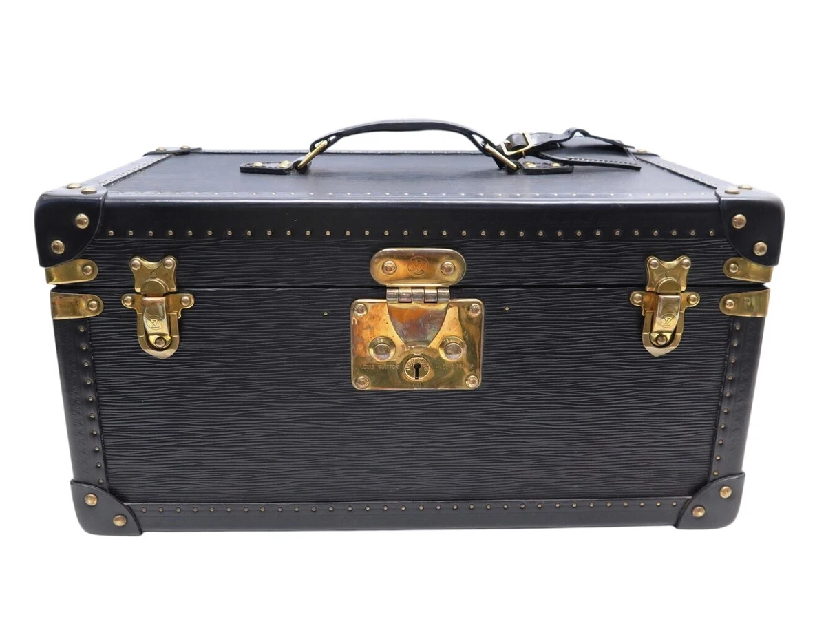 PUBLICITE LOUIS VUITTON MALLE ARMOIRE LIVRES WARDROBE SECRETAIRE DE PUBLICITE LOUIS VUITTON MALLE ARMOIRE LIVRES WARDROBE SECRETAIRE DE