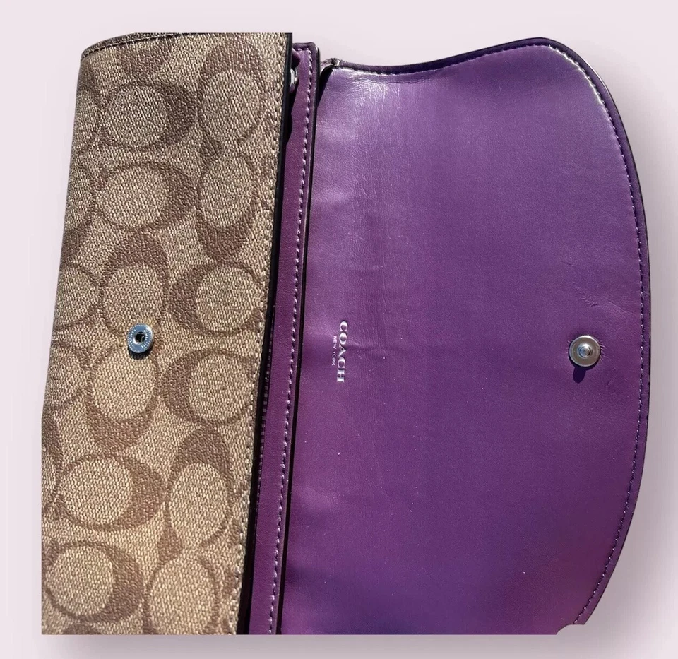 Cartera Coach Slim Sobre Firma Lona Beige/Cuero Ciruela Foto 3 de 4