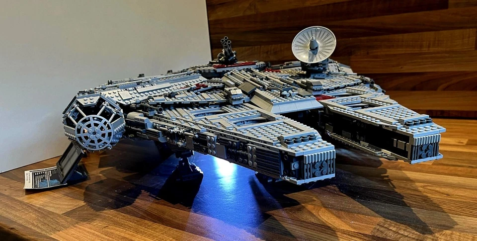 LEGO 10179 : Star Wars UCS Millennium Falcon : Box, Instructions, Minifigs, photo 1 of 5