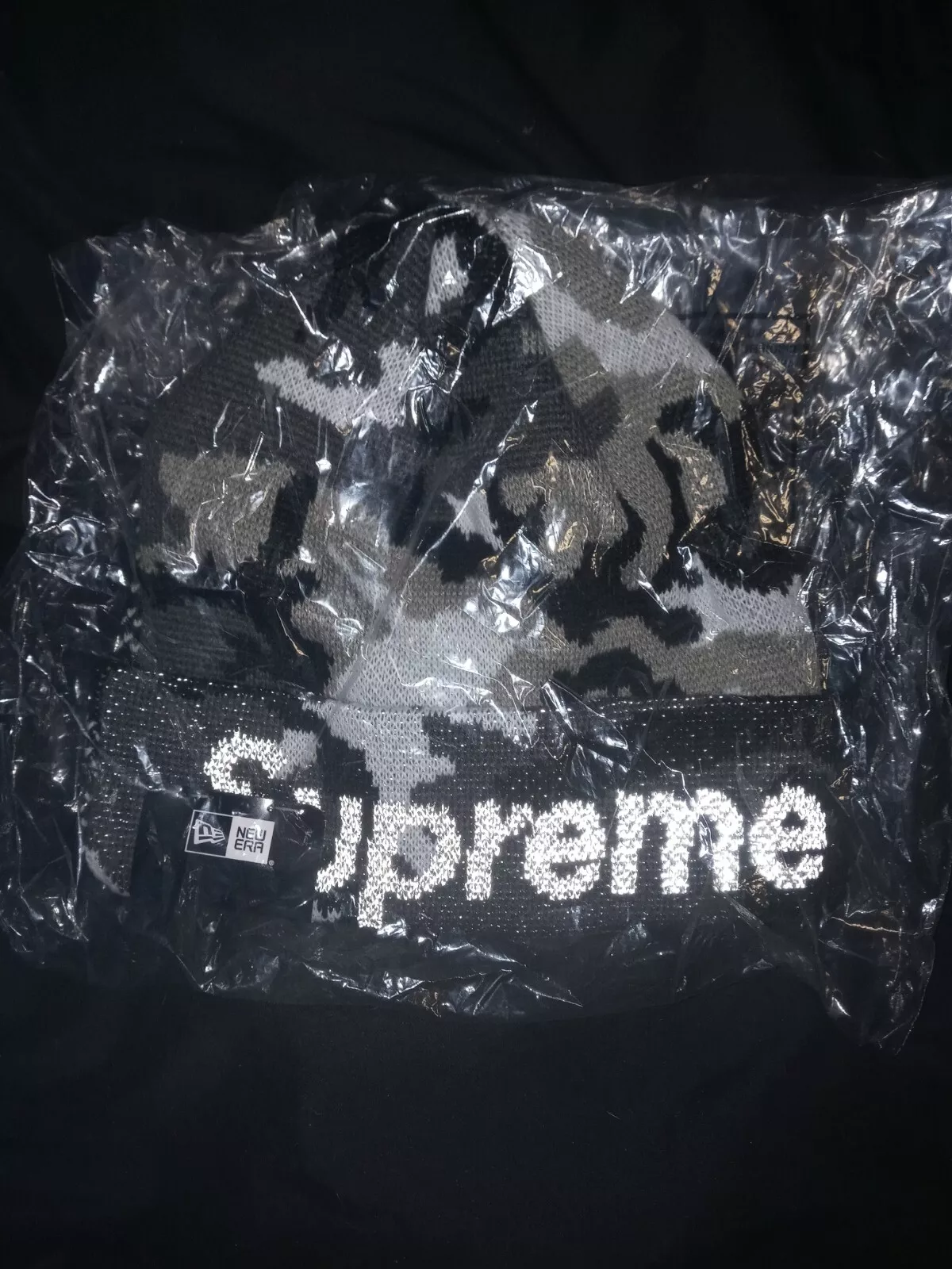 Supreme New Era Split Beanie  Noir   Taille unique   Deux looks différents ! FW22