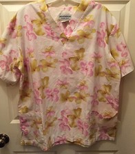 NATURAL UNIFORMS SCRUB TOP Womens M Medium V-Neck Cream Yellow Pink Floral Print