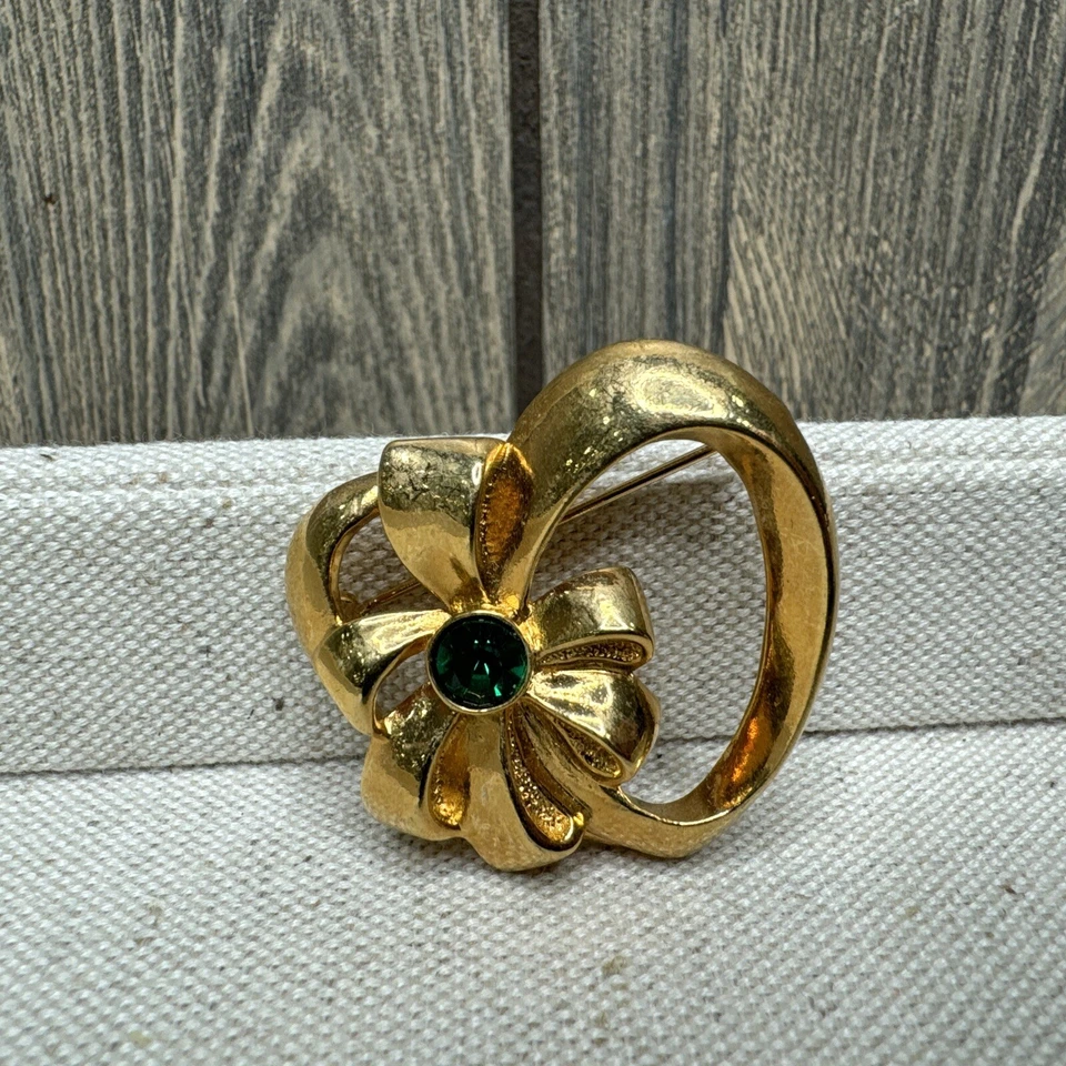 Винтажная брошь Avon с искусственным зеленым изумрудом сентябрь камень сердце 1,25 дюйма - Изображение 2 из 3