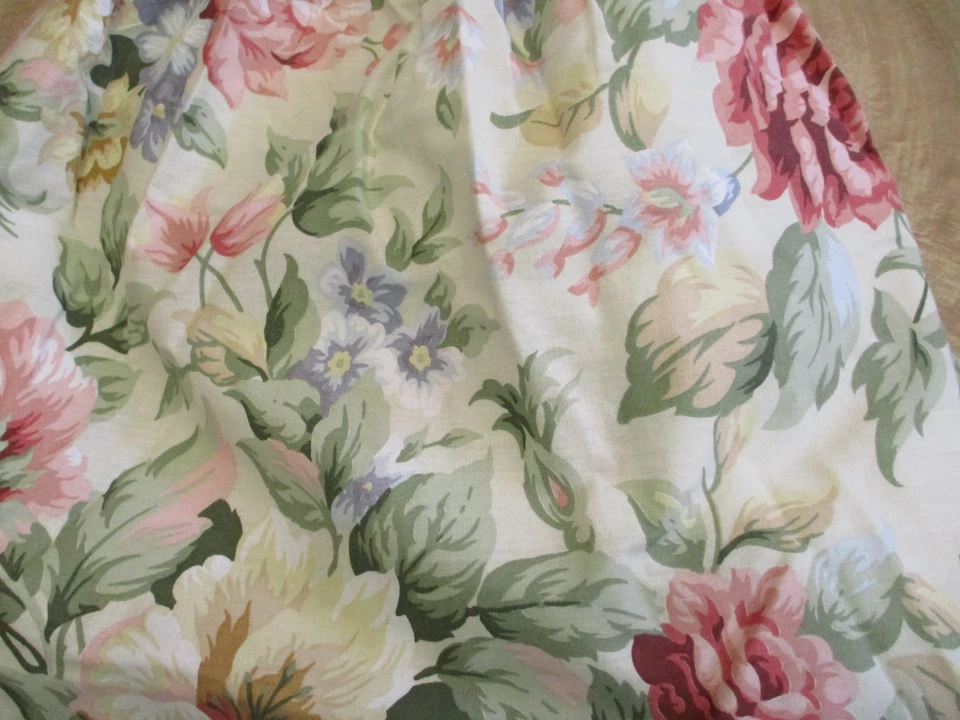 Saia de cama Croscill king size e travesseiro decorativo flores chalé - Imagem 4 de 4