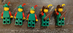 LEGO Minifigure Red Forestman cas137 and cas140a Lot of 5 - 6077, 6054