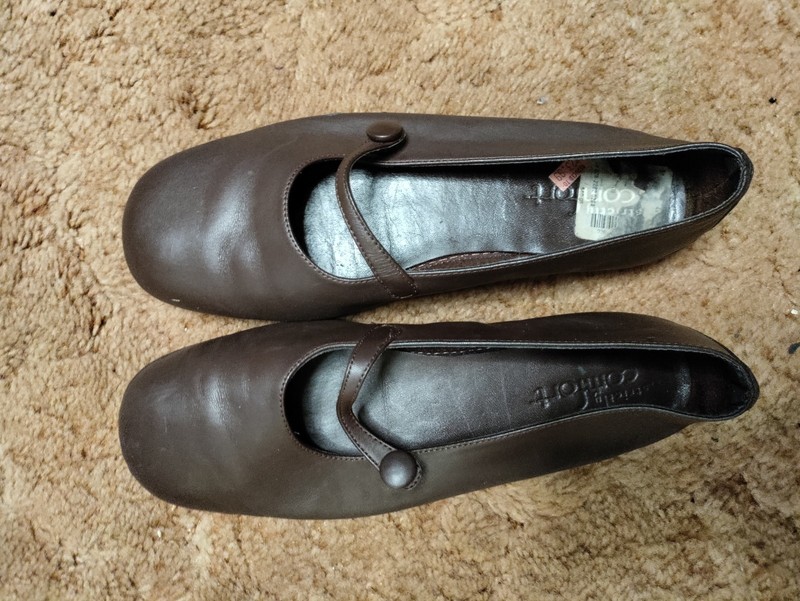 Brown flat shoes leather uppers 8 1/2 medium womens