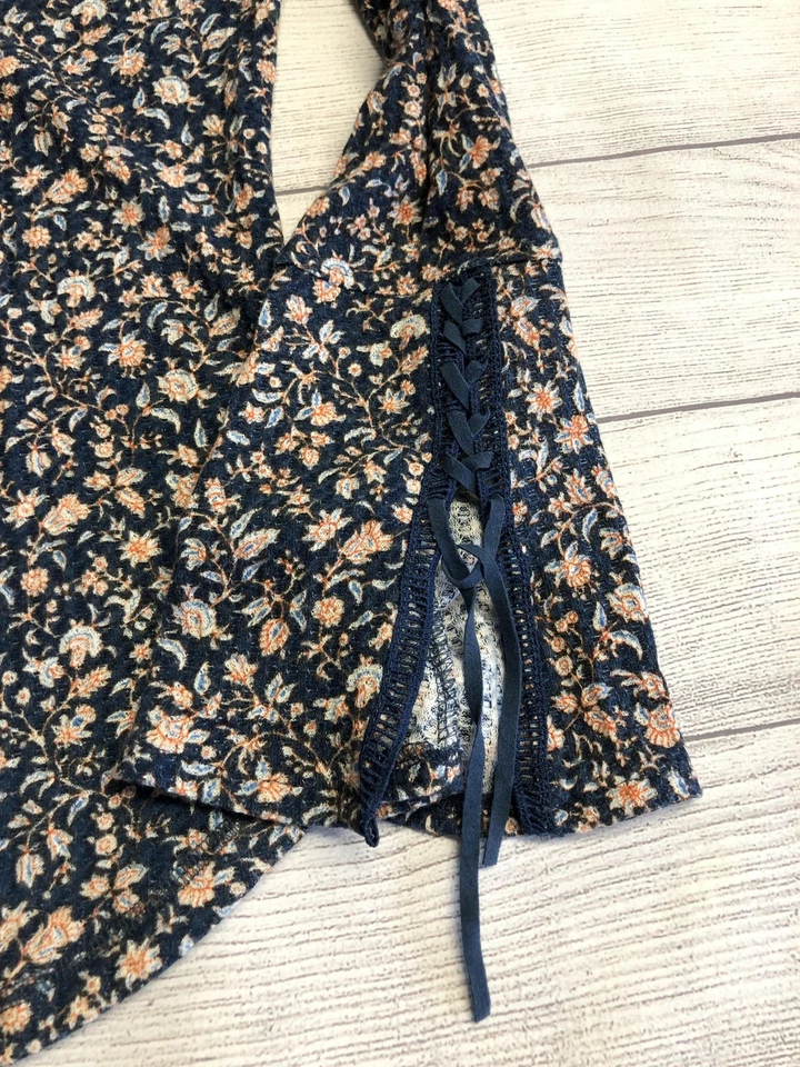 Camisa Floral Manga Larga Mujer Mediana Azul Cuello en V Con Cordones Boho Tejida Informal Foto 2 de 4