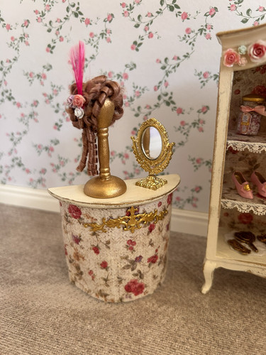 DOLLS HOUSE 1/12 SCALE LADIES SHOP/BEDROOM FURNITURE WITH DRESSED MANNEQUIN. - Foto 4 di 5