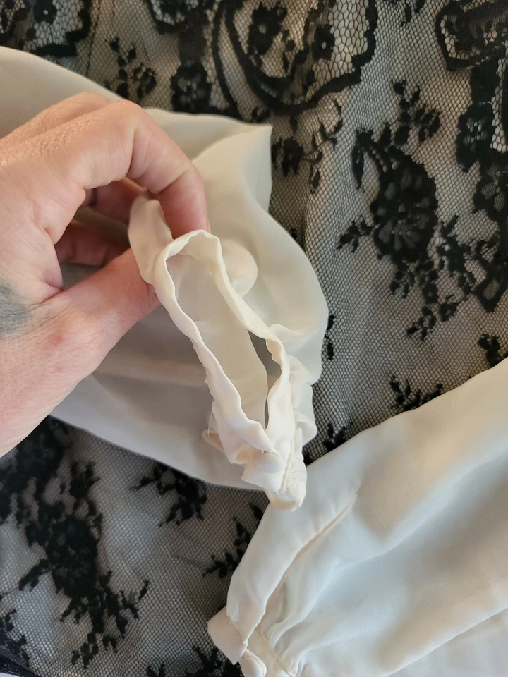 Daisy Fuentes porcelain and black lace sheer blouse top shirt sz M - Image 4 of 4