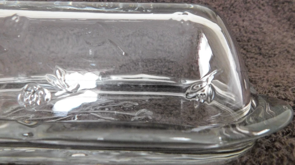 Prato de manteiga de vidro floral vintage prensado coberto 1/4 libra borda recortada - Imagem 3 de 4