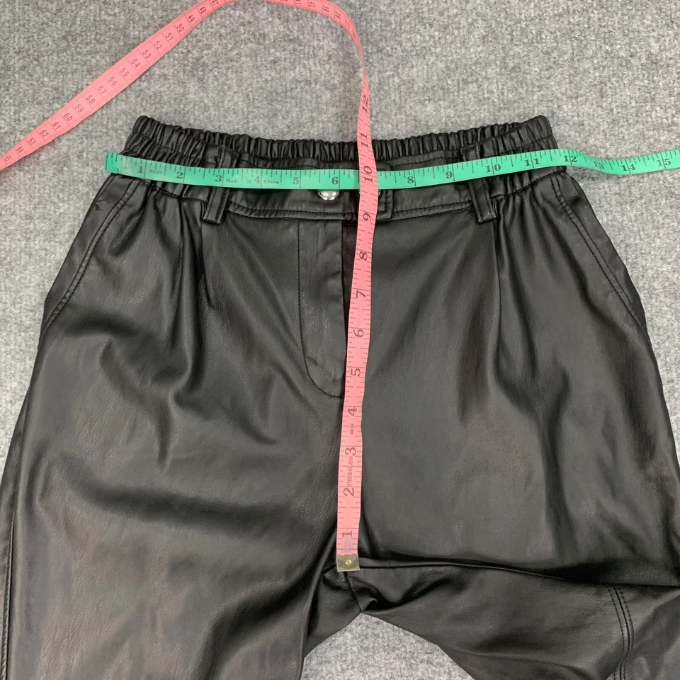 Pantalón de chándal Bershka para mujer pequeño negro de cuero sintético forrado de lana con bolsillos Foto 4 de 4