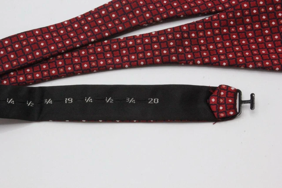 Pajarita de seda ajustable. Rojo azul y blanco geométrico. Foto 2 de 2