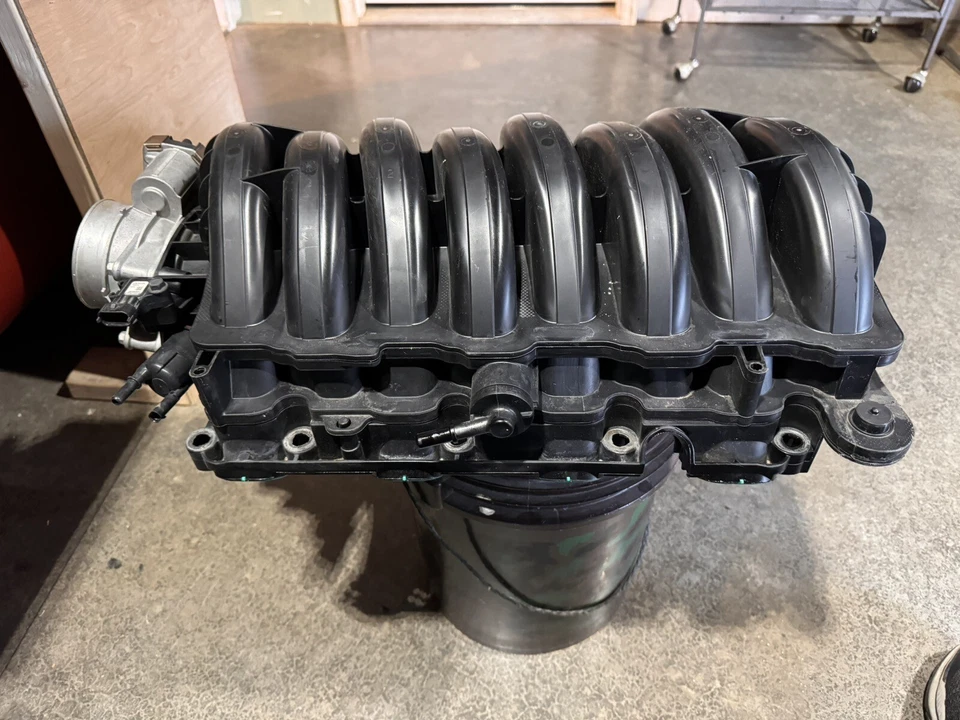 GMC Tahoe 1500 2014-20 colector de admisión plástico OEM 28247632 y cuerpo del acelerador Foto 2 de 4