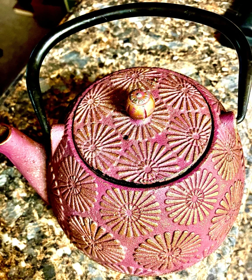 Tetera de hierro fundido ciruela con patrón floral dorado Sunburst Foto 2 de 4