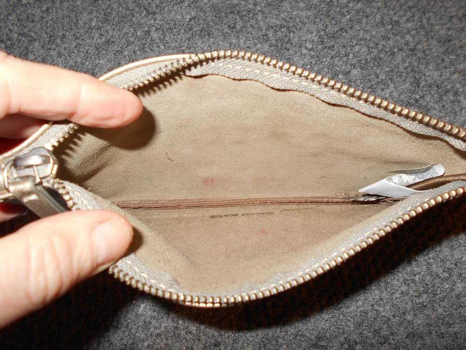 MUÑEQUERA BANANA REPUBLIC LIVE THE PRESENT XO 8,75X5,75 CUERO PELTRE CIERRE CREMALLERA Foto 3 de 3