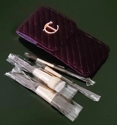 Charlotte Tilbury Magic Juego de 4 brochas de maquillaje tamaño de viaje + bolsa de terciopelo púrpura