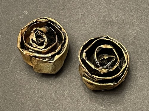 Vintage Brutalist Metal Abstract Swirl Earrings Clip-On Black Gold Tone Roses - Picture 7 of 11
