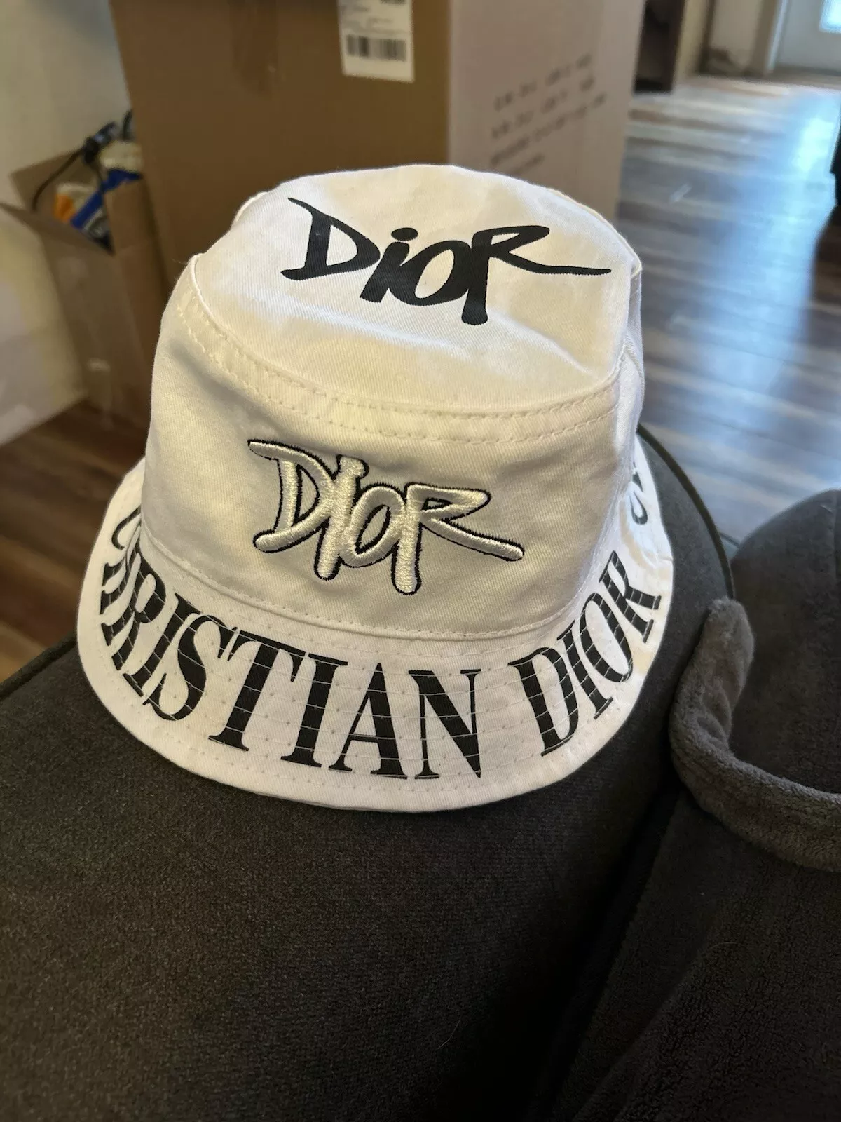 Chapeau seau Dior noir blanc logo brodé. Pr