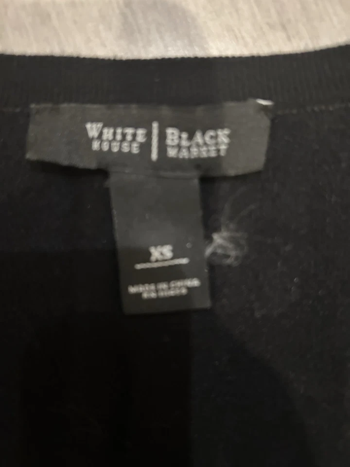 Cárdigan negro con cremallera WHBM con detalles plateados. Mangas de 3/4 de largo. Talla XS Foto 4 de 4