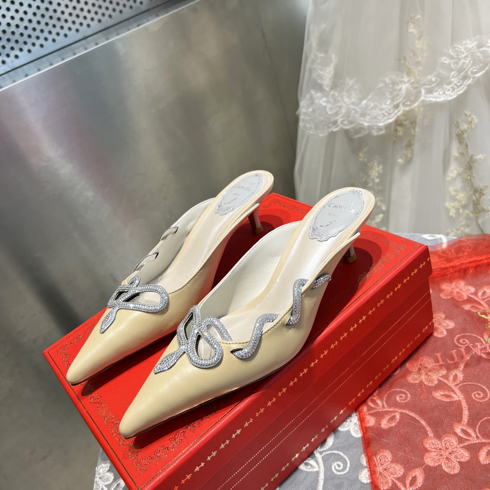 PANTOFOLA D’ORO Gattino donna con un paio di ciabatte slip on