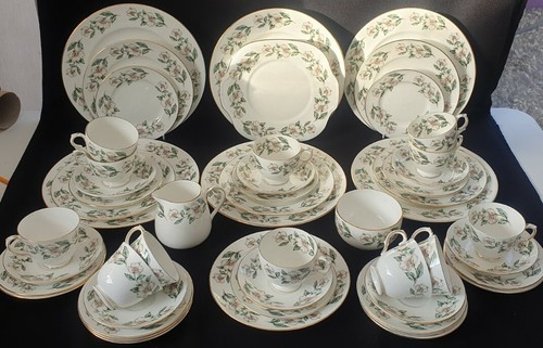 A Crown Staffordshire Bone China Floral Bordered Dinner Service, Mid 20thC - Picture 11 of 12