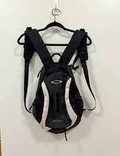 Oakley NoiaGo Hiking Backpack Hydration Compatible 10L 4-Pocket Black/White