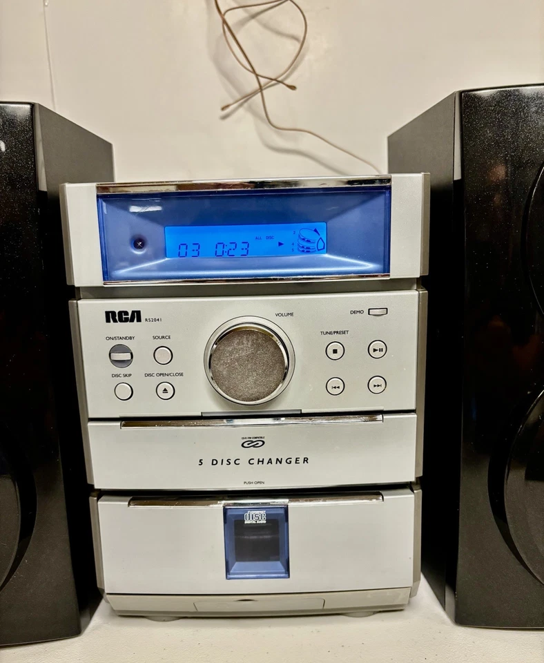 RCA RS2041 CD Stereo System 5-Disc CD Changer AM/FM 2 Model:RS2620  Speaker - Image 3 of 4