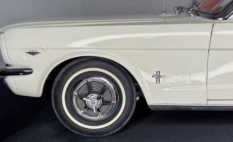 DANBURYMINT 1964 1/2 FORD БЕЛЫЙ MUSTANG кабриолет красный интерьер масштаб 1/12 - Изображение 4 из 4