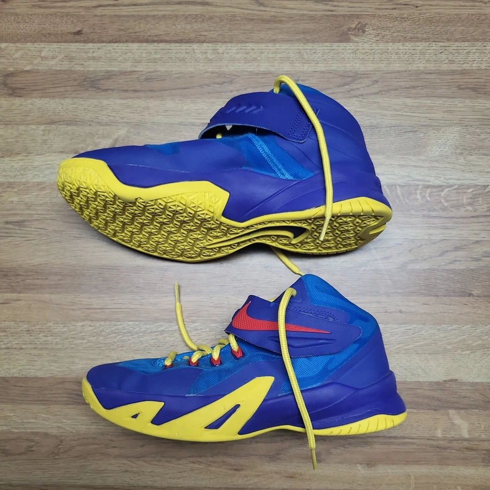 Zapatos de baloncesto para jóvenes Nike Lebron Soldier VIII. Talla 5,5 Juvenil Foto 3 de 4