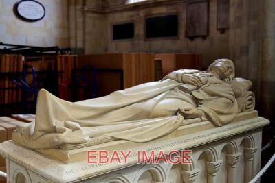 PHOTO  SIR WILLIAM PETTY MONUMENT - ROMSEY ABBEY THIS MEMORIAL EFFIGY WAS COMMIS