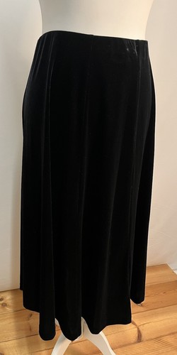 Marks And Spencer Classic Black Velvet Skirt Size 10L U.K. - Picture 2 of 6