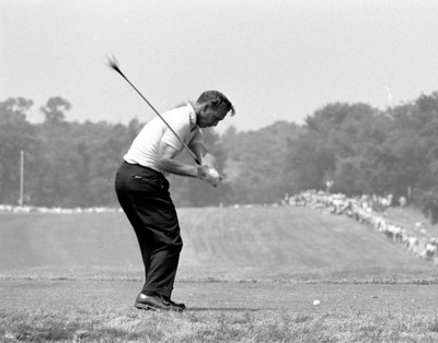 ARNOLD PALMER GOLFING GREAT 8X10 PHOTO CLASSIC ACTION SHOT