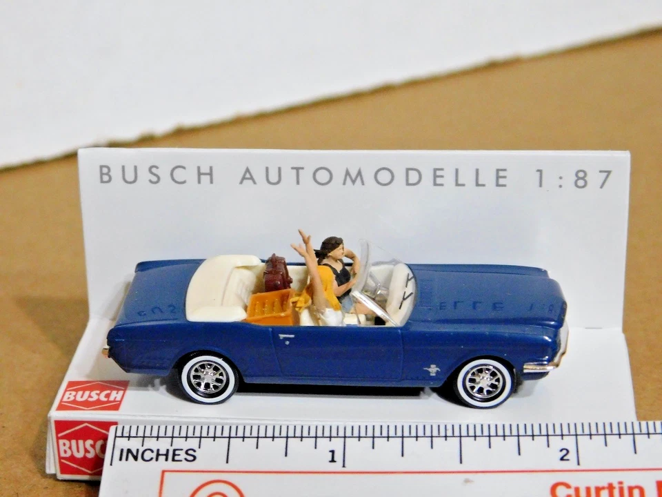 Ford Mustang convertible Busch 47528 1964 con figuras azul oscuro nuevo en caja Foto 4 de 4