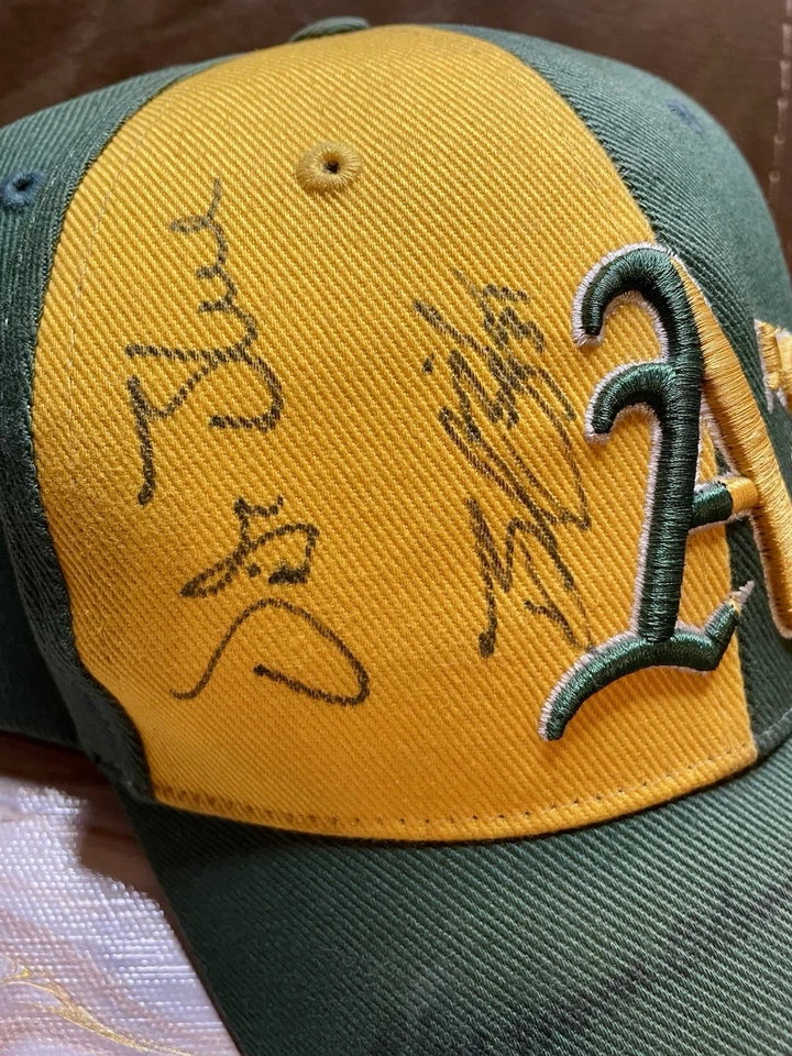 Gorra firmada OAKLAND A’s por VIDA BLUE 71’ CY MVP, Jack Hannahan, Brad Ziegler 2009 Foto 2 de 4