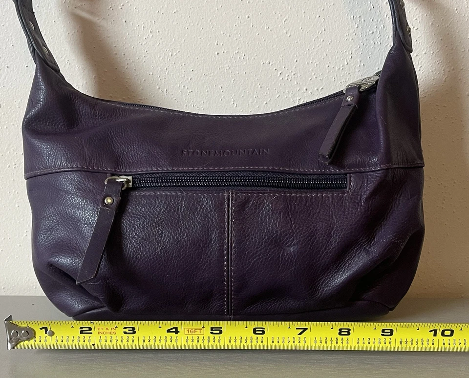 Bolso de Hombro Stone Mountain Retro Cuero Guijarro Púrpura Logo Plateado Herrajes Foto 4 de 4