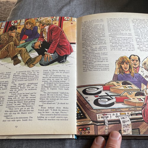 THE DOCTOR WHO ANNUAL 1974 -HB - Picture 5 of 5