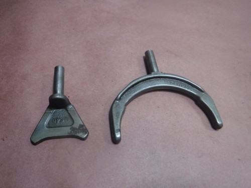 Jeep Wagoneer 1967 T86 Manual Transmission Side Shift Forks Factory OEM - 第 1/7 張圖片