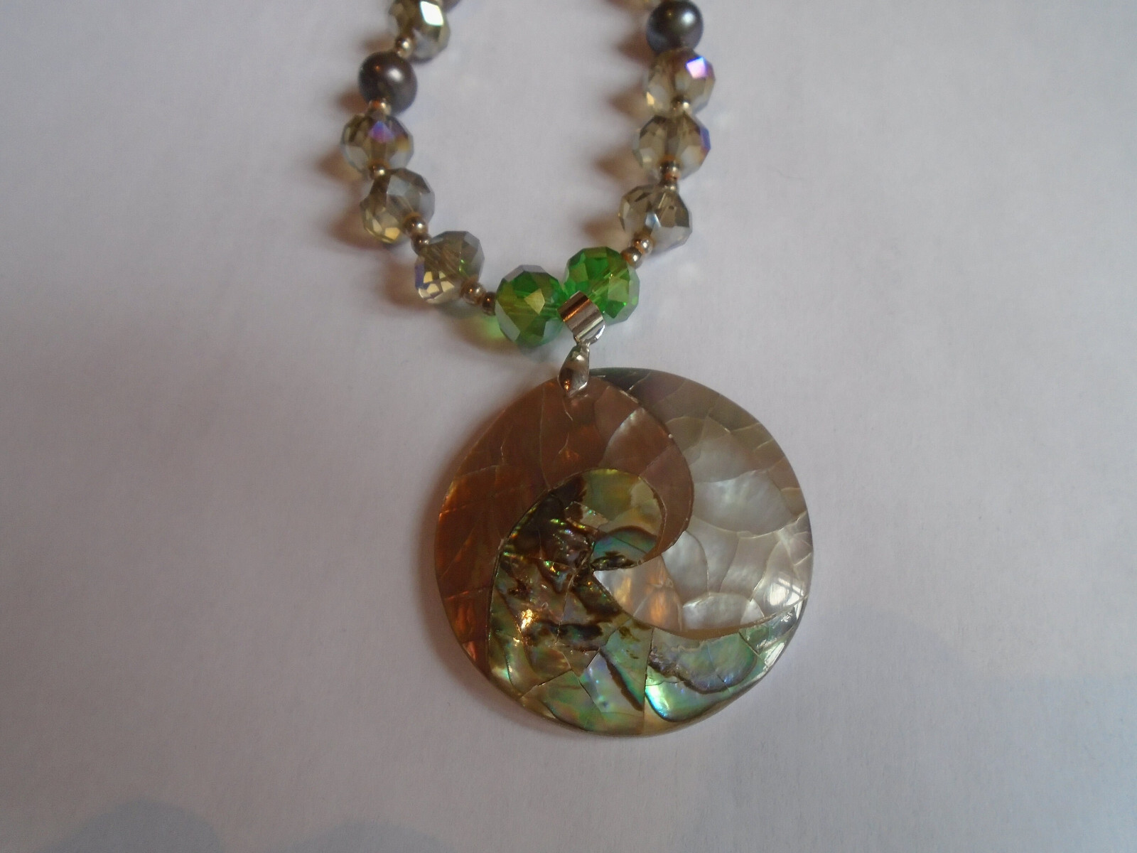 Collier pendentif de nacre artisanat d'art l'idée cadeau d'anniversaire idéale pour elle