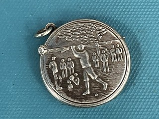 Good Golf Interest Vintage Sterling Silver Round Vesta Case with Golfer Swinging