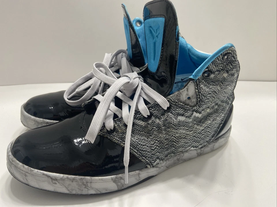 NIKE KOBE SYSTEM 9 NSW LIFESTYLE TXT BLACK PLATINUM MEN'S SIZE 9.5 (649699-001) - Image 3 of 4