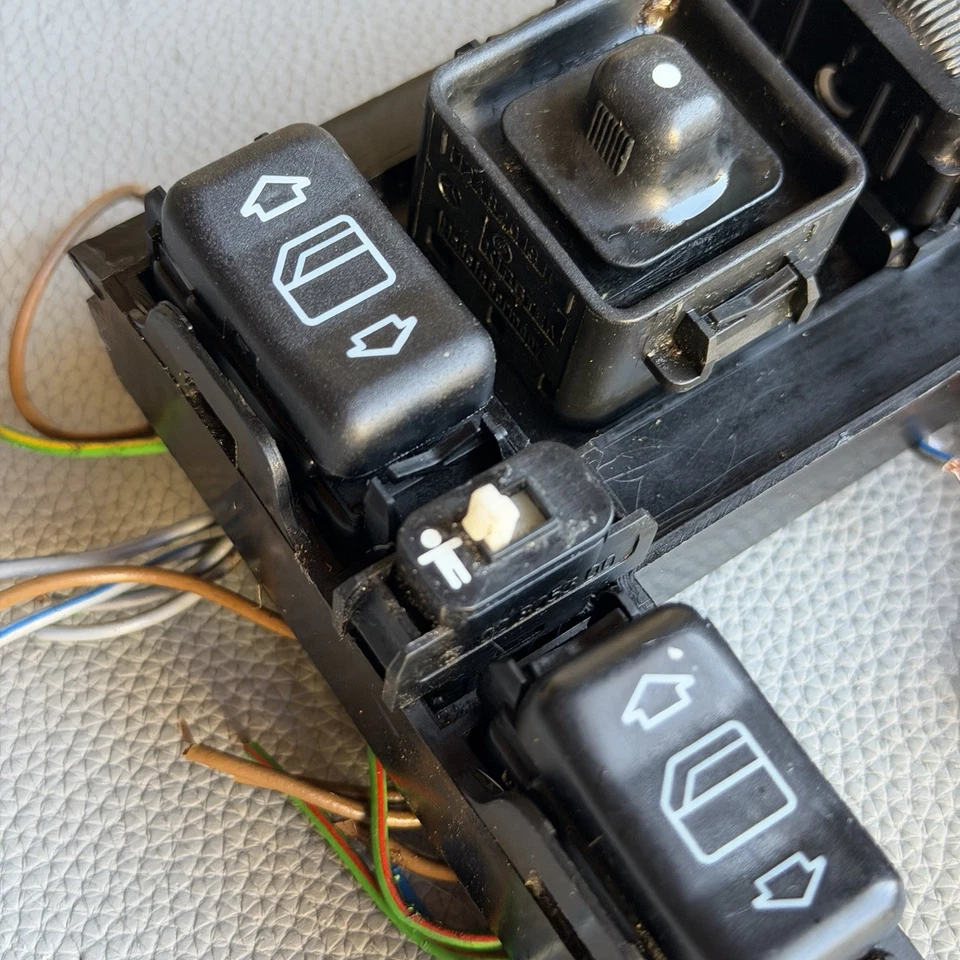 Interruptor de ventana principal y espejo de consola central OEM Mercedes 86-90 W124 W126 Foto 2 de 4