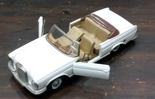 Schuco 4000 GIRATO MERCEDES BENZ 250SE clockwork. White.