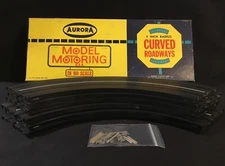 Aurora Model Motoring #1519 Striped 9” r' Curved Road 6 Pcs w Box